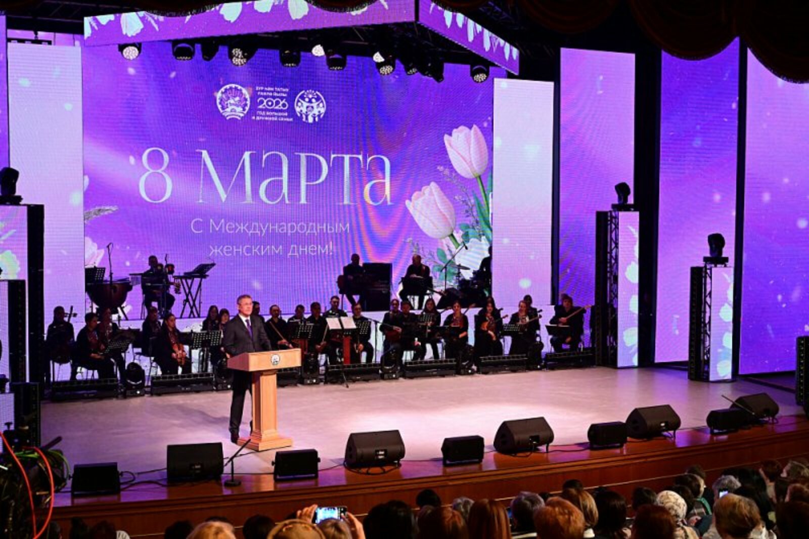 Радий Хәбиров гүзәл затларны Халыкара хатын-кызлар көне белән котлады