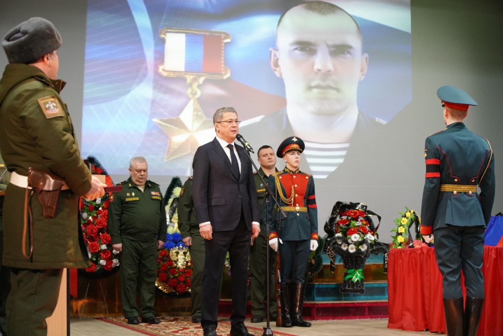 Радий Хәбиров Русия Герое Алмаз Сафин гаиләсенә Шәйморатов орденын тапшырды