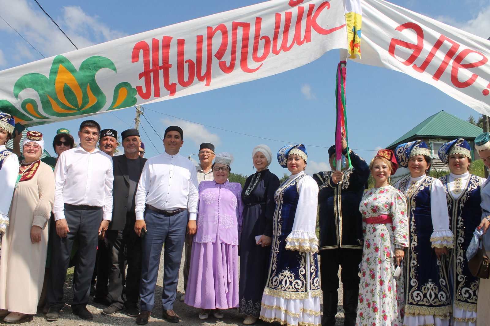 “Җырлыйк әле!” җырлатты да, биетте дә!