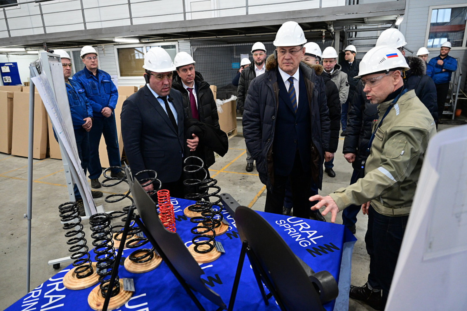 Радий Хәбиров Урал пружина заводы белән танышты