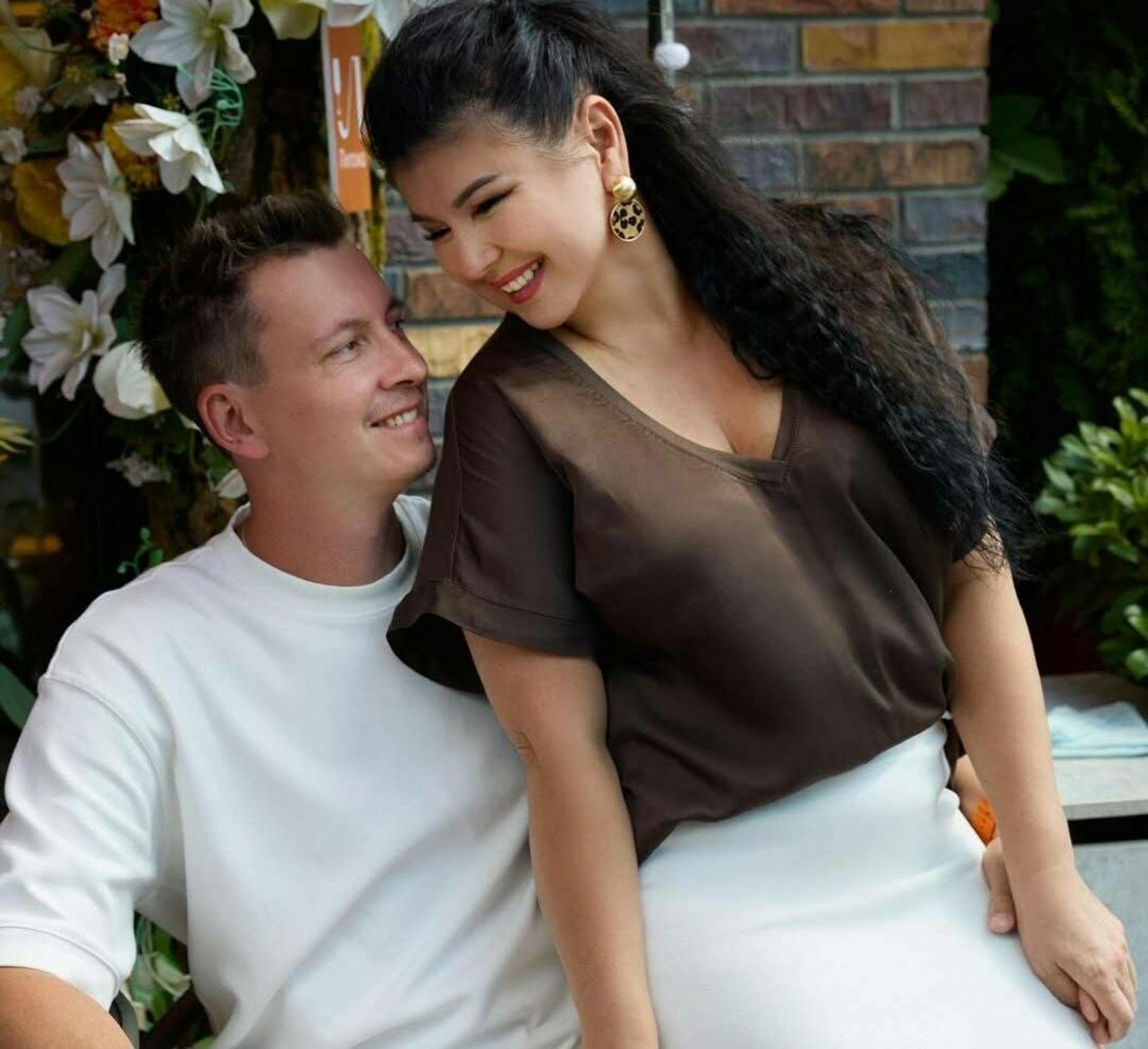 "Иренә миллек яфрагы кебек ябышкан..."