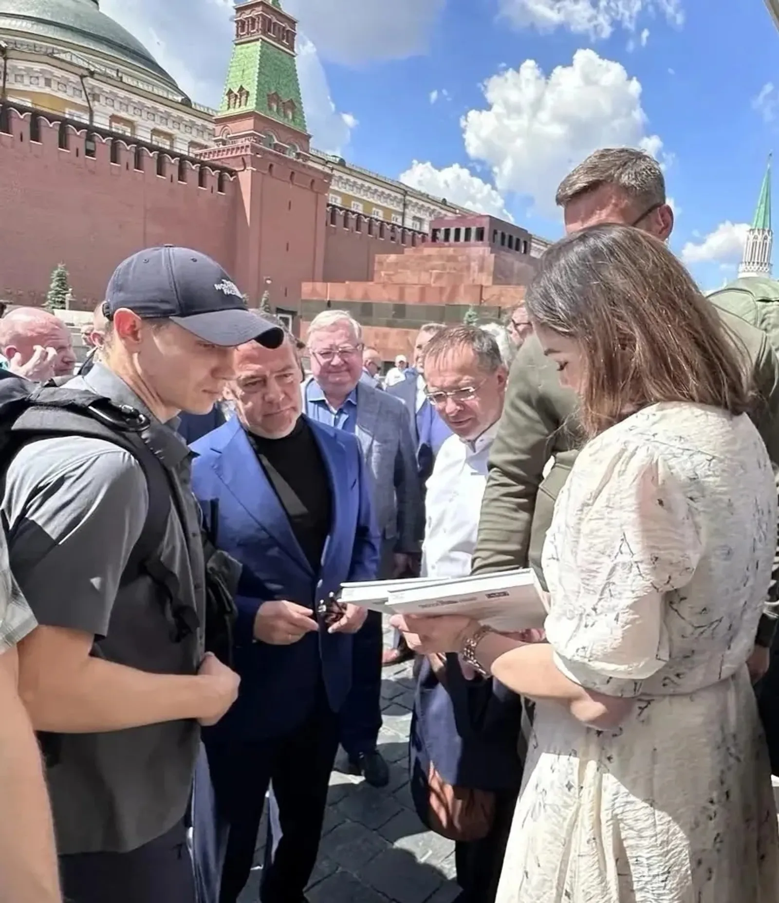 Безнең "Китап" Дмитрий Медведевка китап бүләк итте