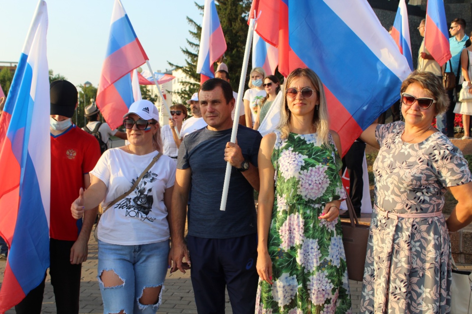 Русия флагы көненә Уфада флешмоб узды