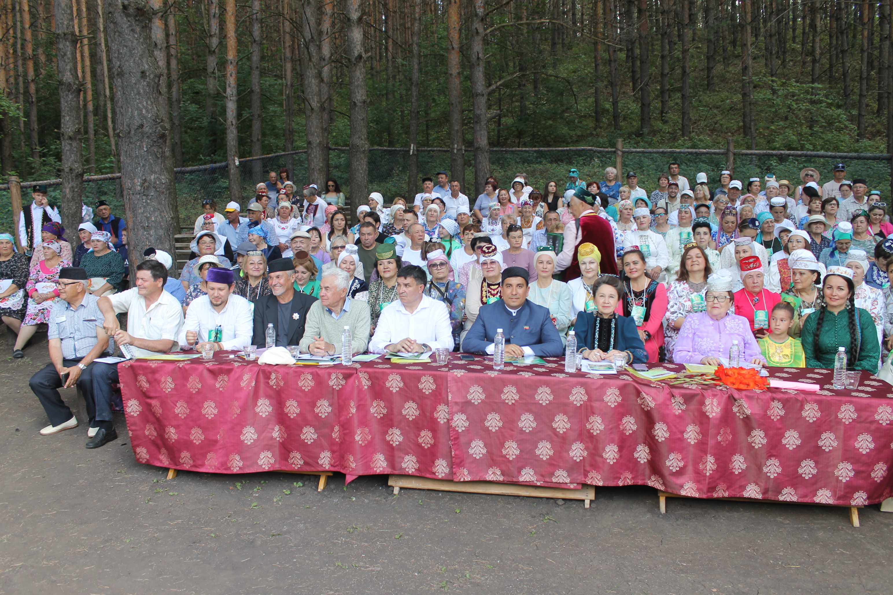 “Җырлыйк әле!” җырлатты да, биетте дә!