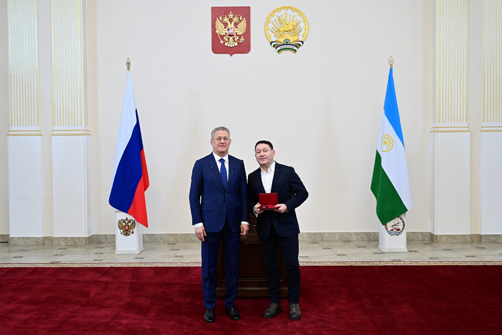 Радий Хәбиров бәйрәм уңаеннан дәүләт бүләкләрен тапшырды