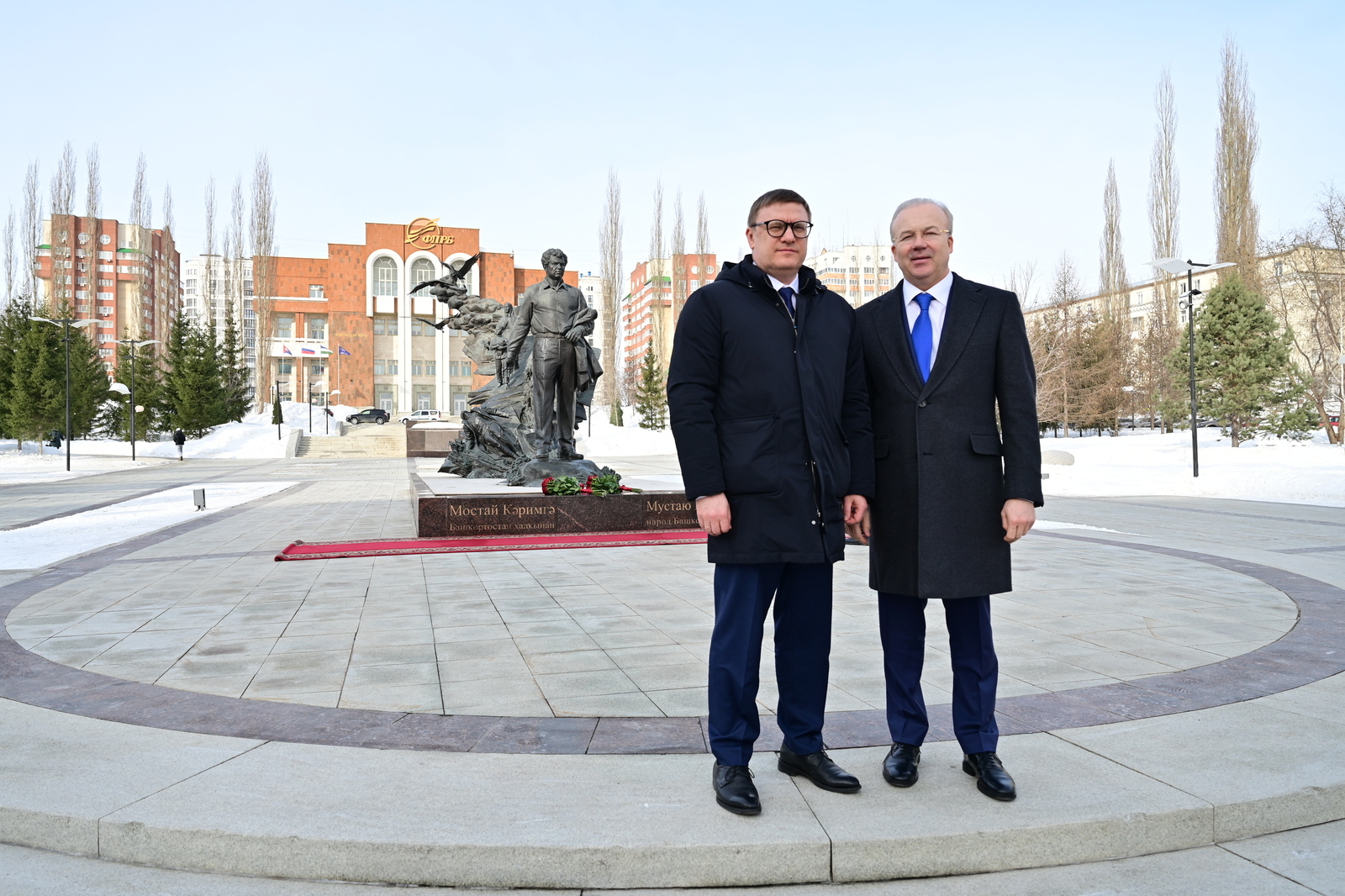 Андрей Назаров һәм Алексей Текслер Мостай Кәрим һәйкәленә чәчәкләр салды