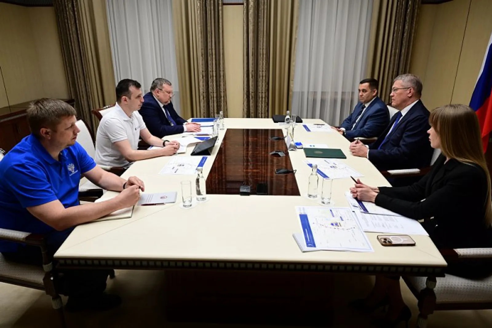 Радий Хәбиров федераль юлларны яңарту мәсьәләләре буенча киңәшмә үткәрде