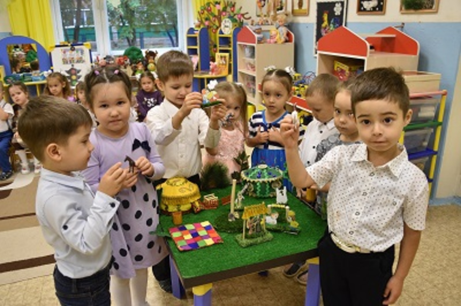 Сабыйлар да, тәрбиячеләр дә игътибар үзәгендә!