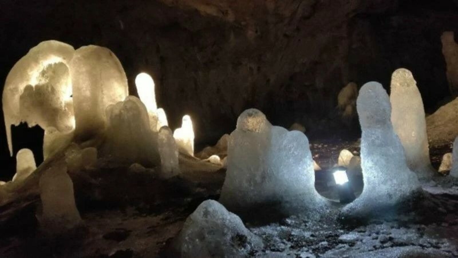 Башкортстан мәгарәләренең берсендә боз сыннары үсеп чыккан