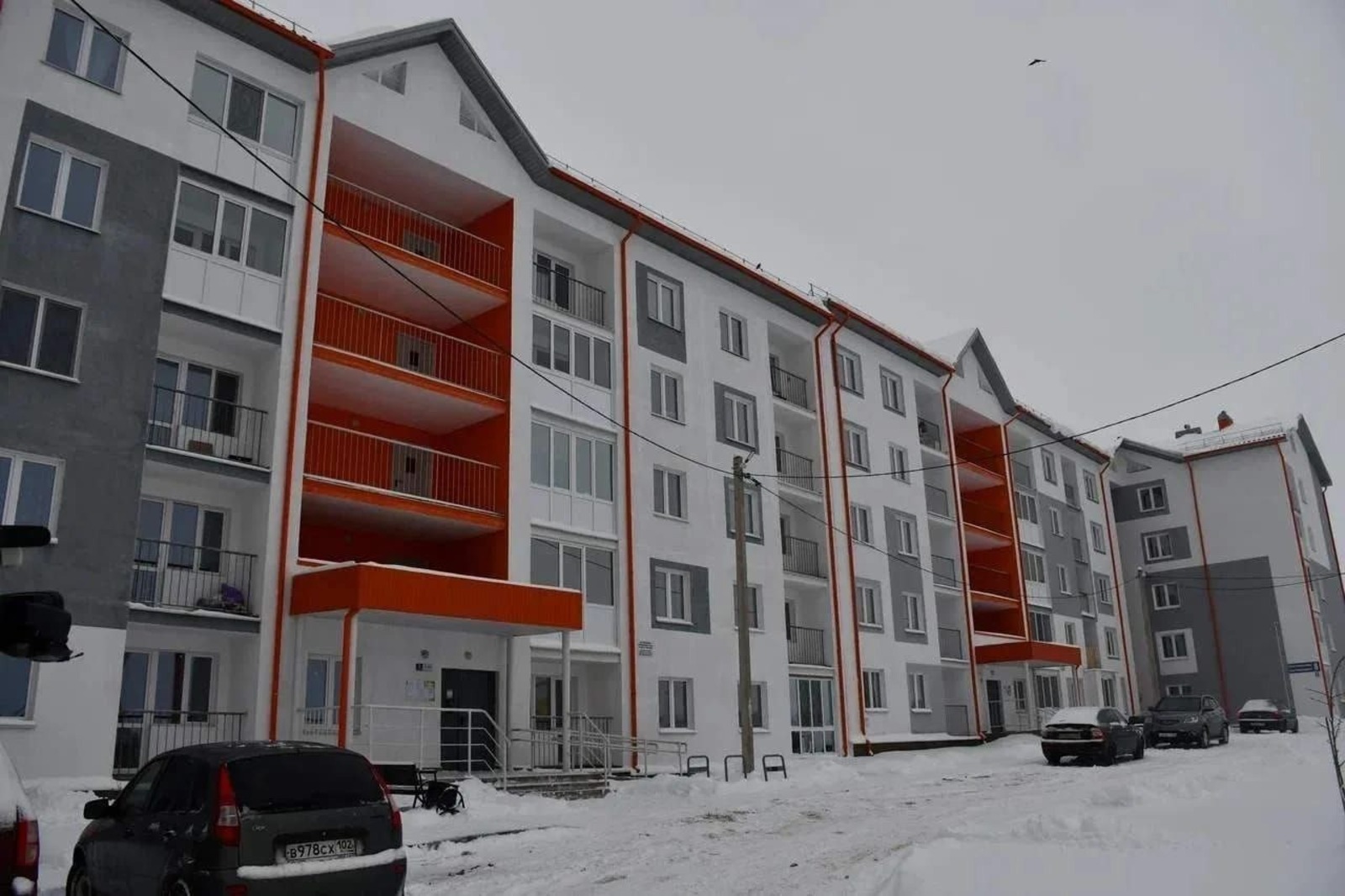 11 гаилә яңа фатирга күчте