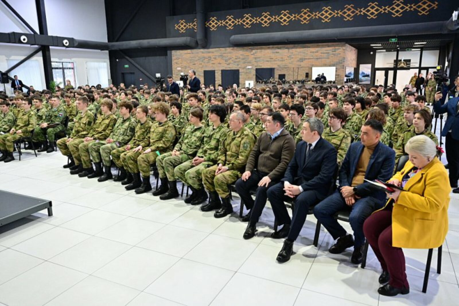 Радий Хәбиров «Патриот» паркында укучылар белән очрашты