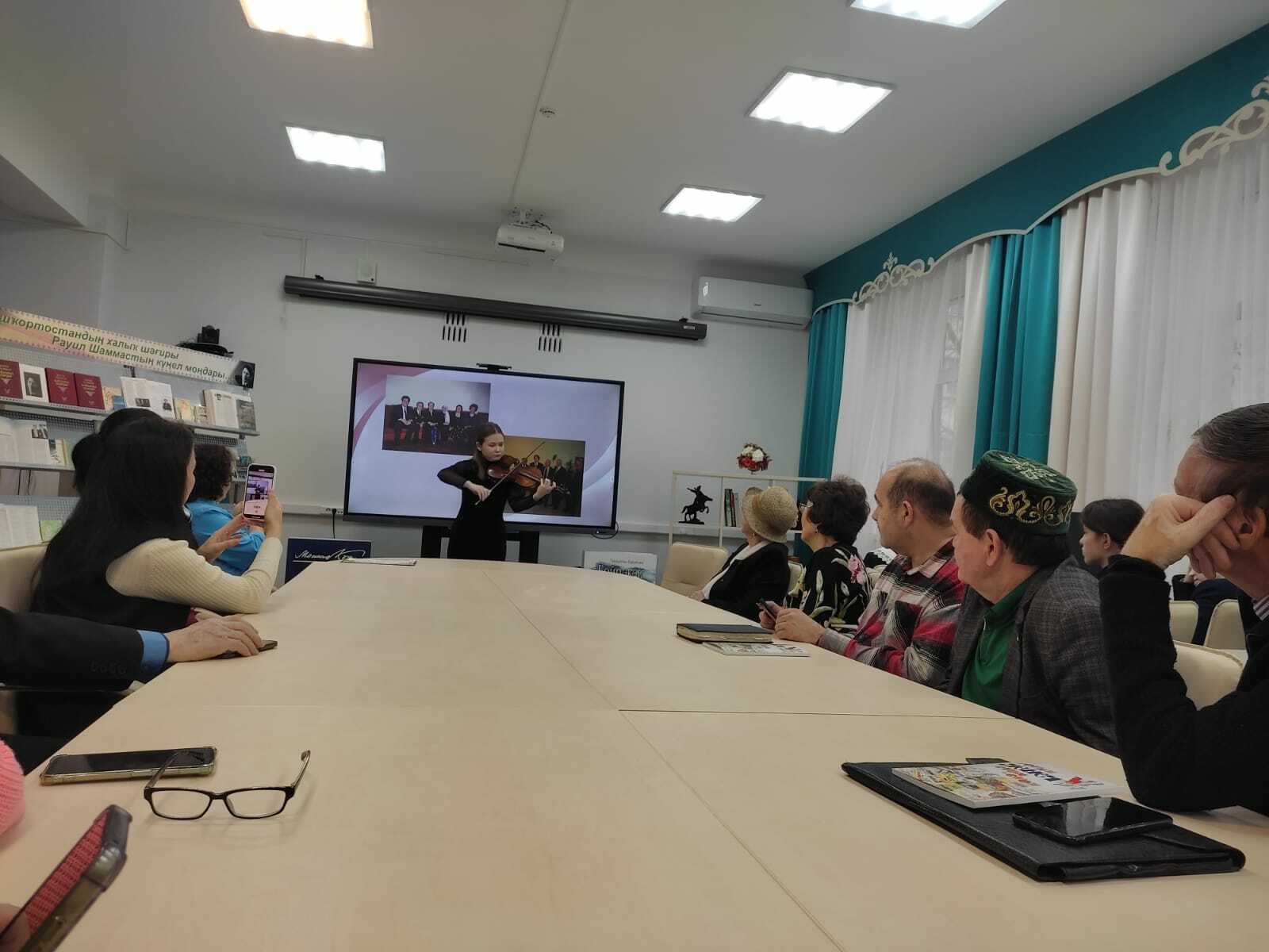 Дөньяга елмаеп баккан шагыйрь ул