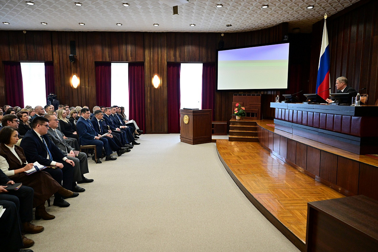 Радий Хәбиров мәктәп директорлары белән очрашты