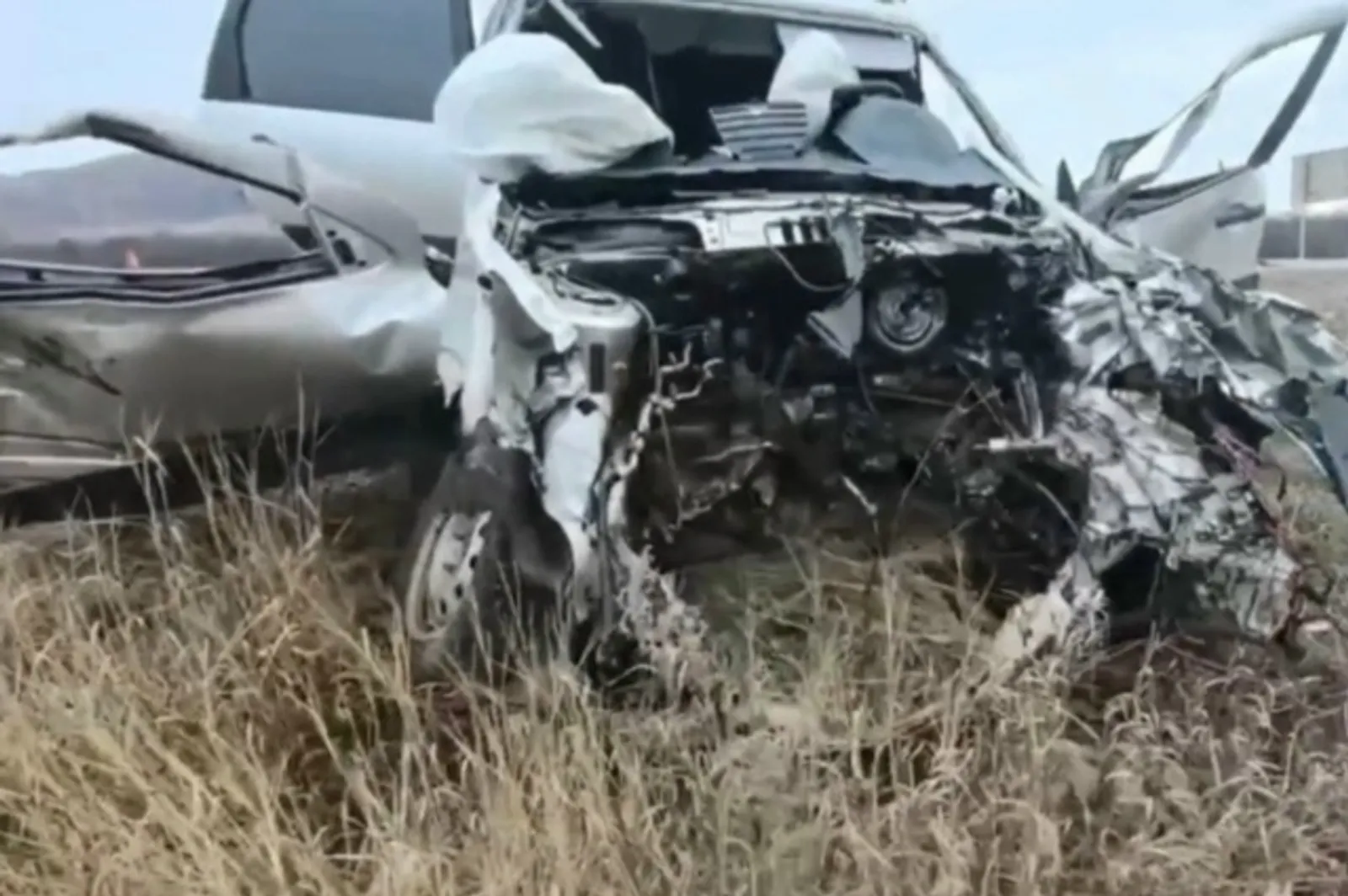 Кызлар - кабердә, үзе - коляскада