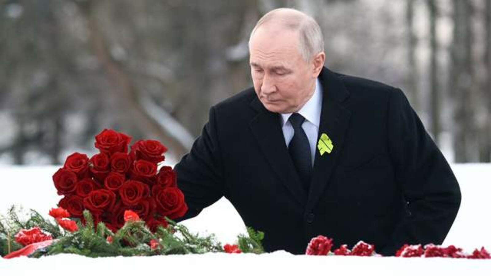 Абыйсының каберенә чәчәкләр салды