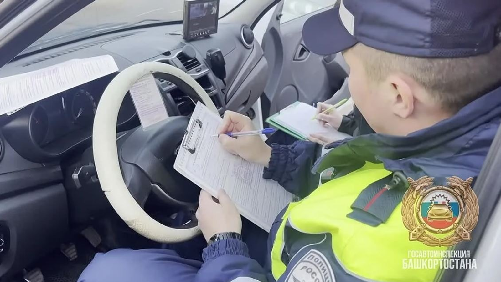 Урланган автомобильдә, каракны утыртып, "права"сыз, ...