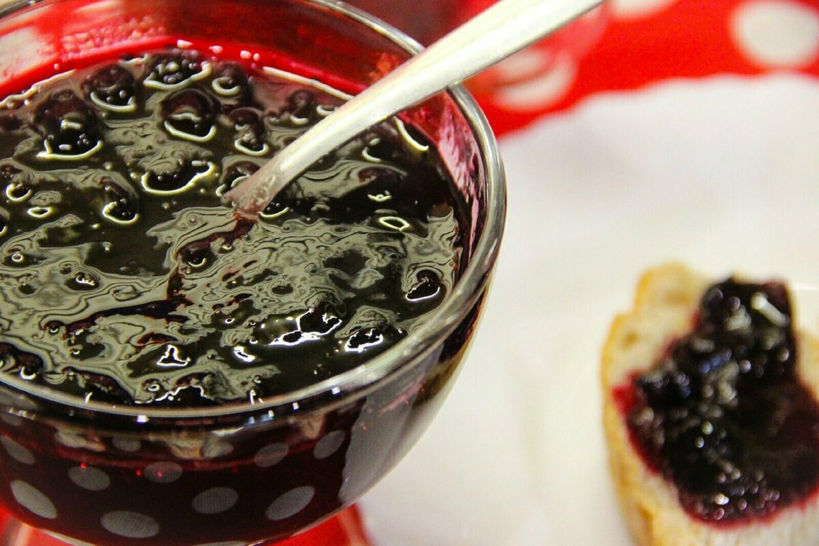 Кара карлыганнан бик тәмле кайнатма