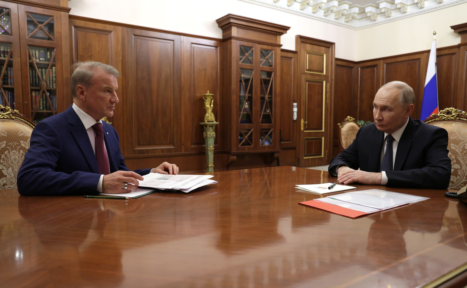 Владимир Путин Саклык банкы башлыгы белән очрашты