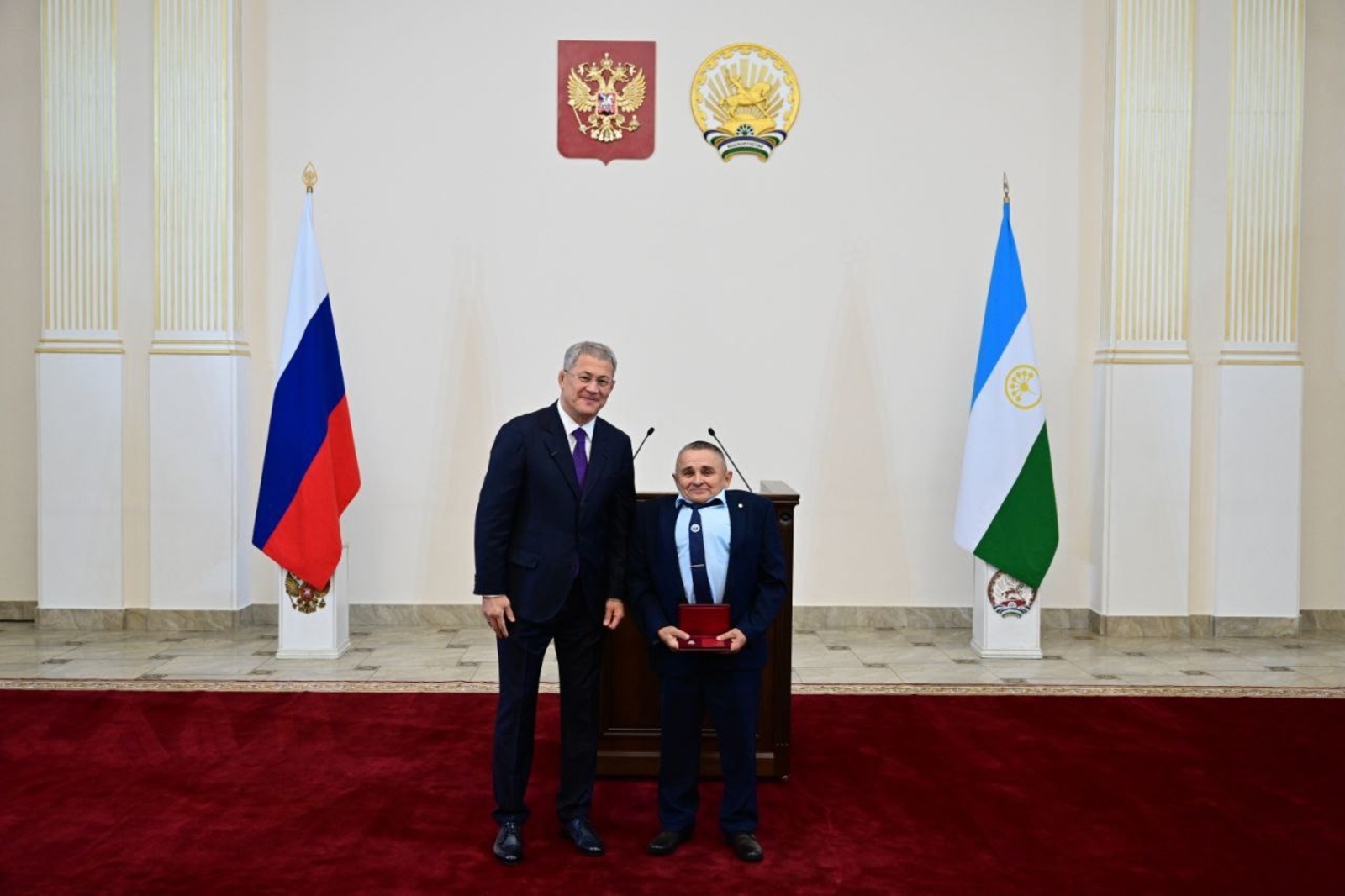 Югары дәүләт бүләге тапшырылды