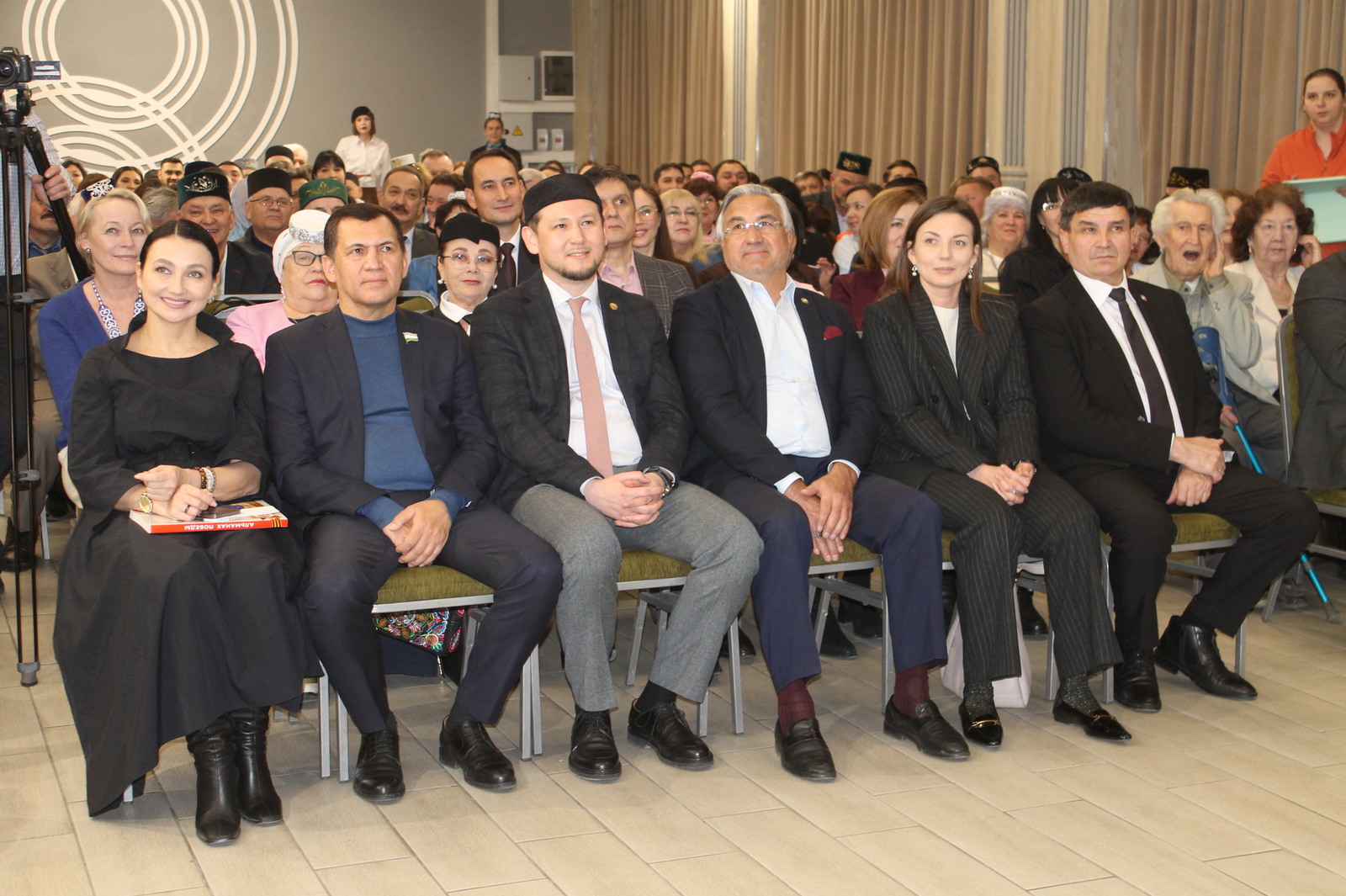 “Нинди гүзәл, матур минем халкым!..”