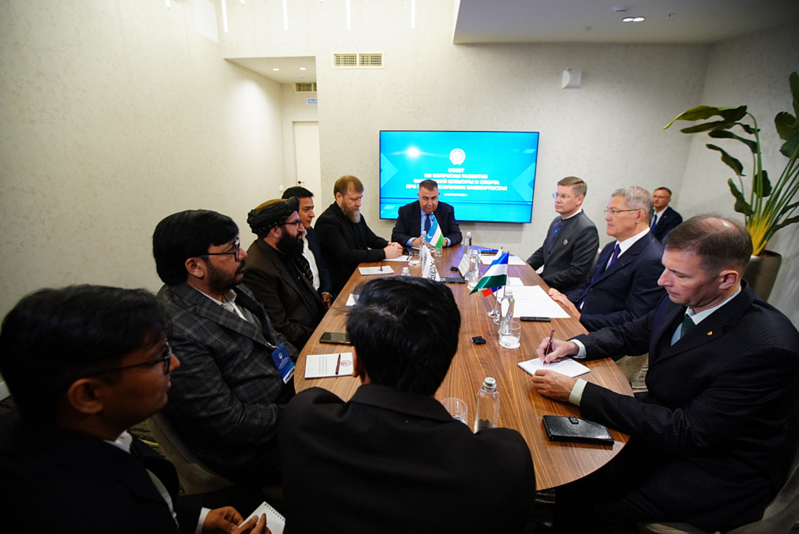 Радий Хәбиров спорт делегацияләре вәкилләре белән очрашты