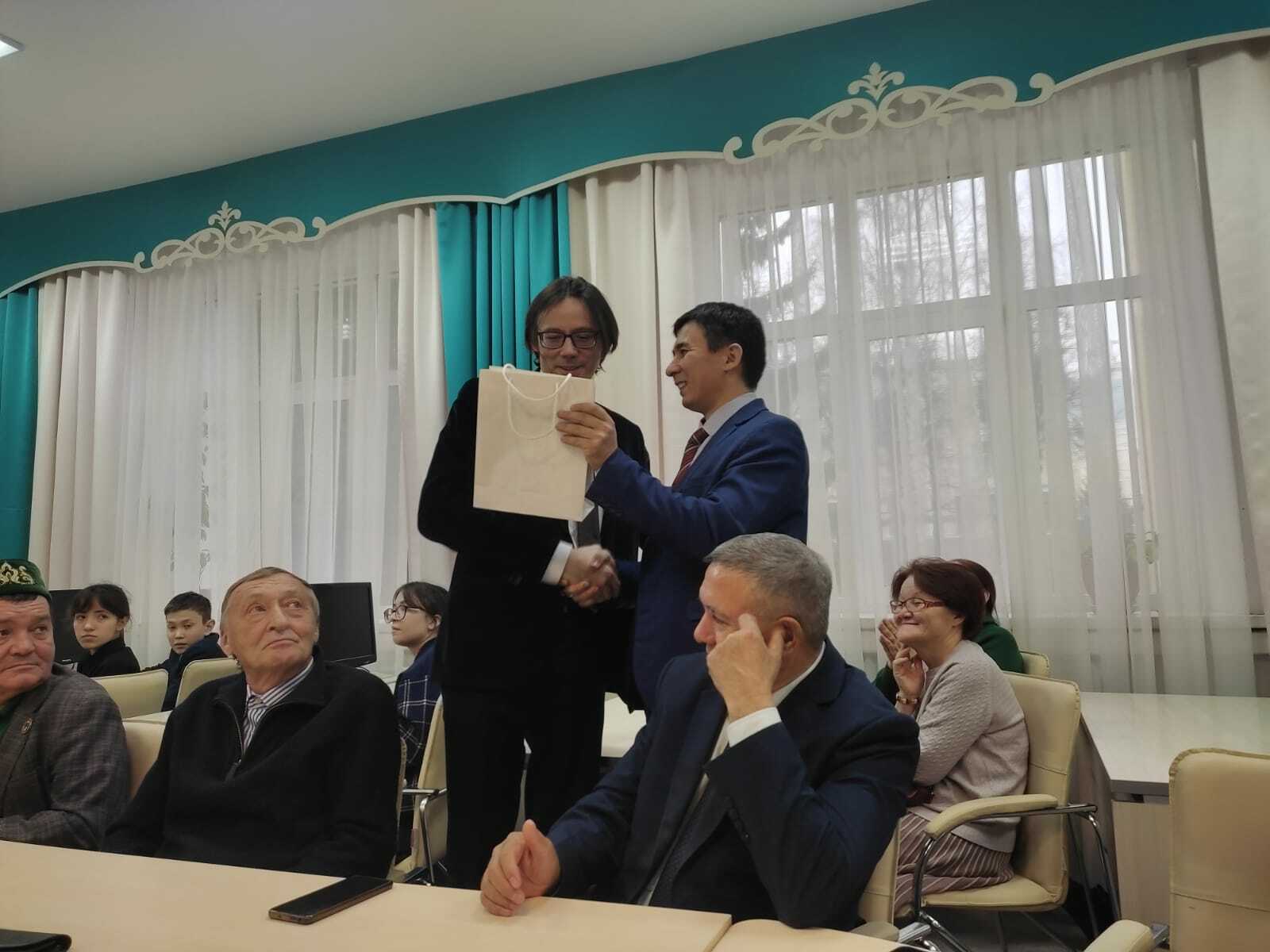 Дөньяга елмаеп баккан шагыйрь ул