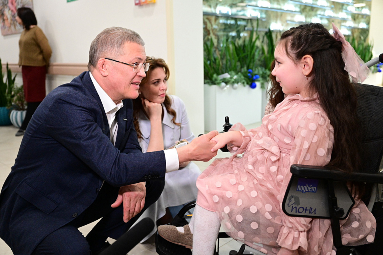 Радий Хәбиров Уфа хосписындагыларны Иске Яңа ел белән котлады