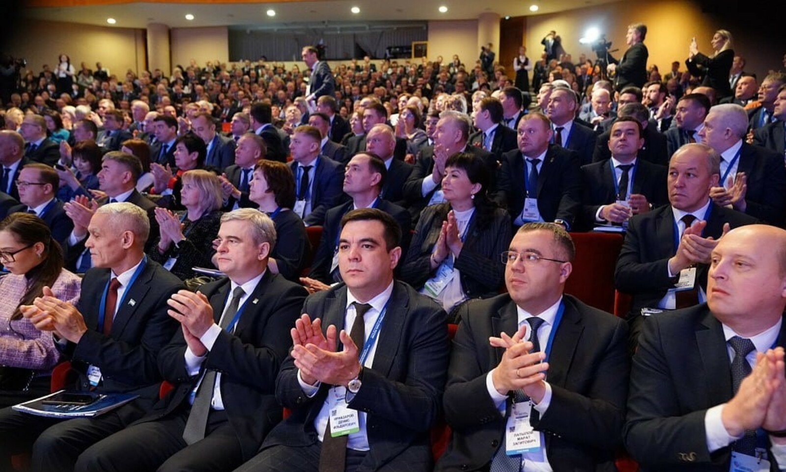 "Күршеләрнең ничек яшәвен кызыксынып тыңлыйбыз"