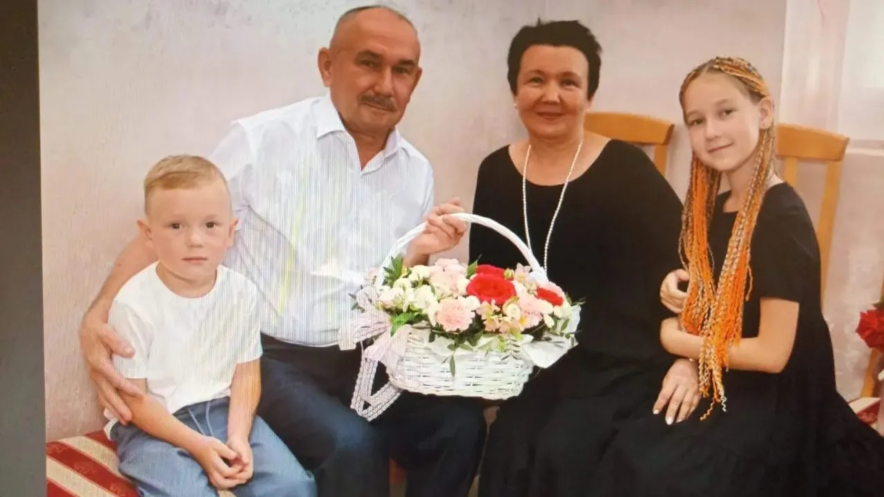 Аның кулында серле ишек ачкычы