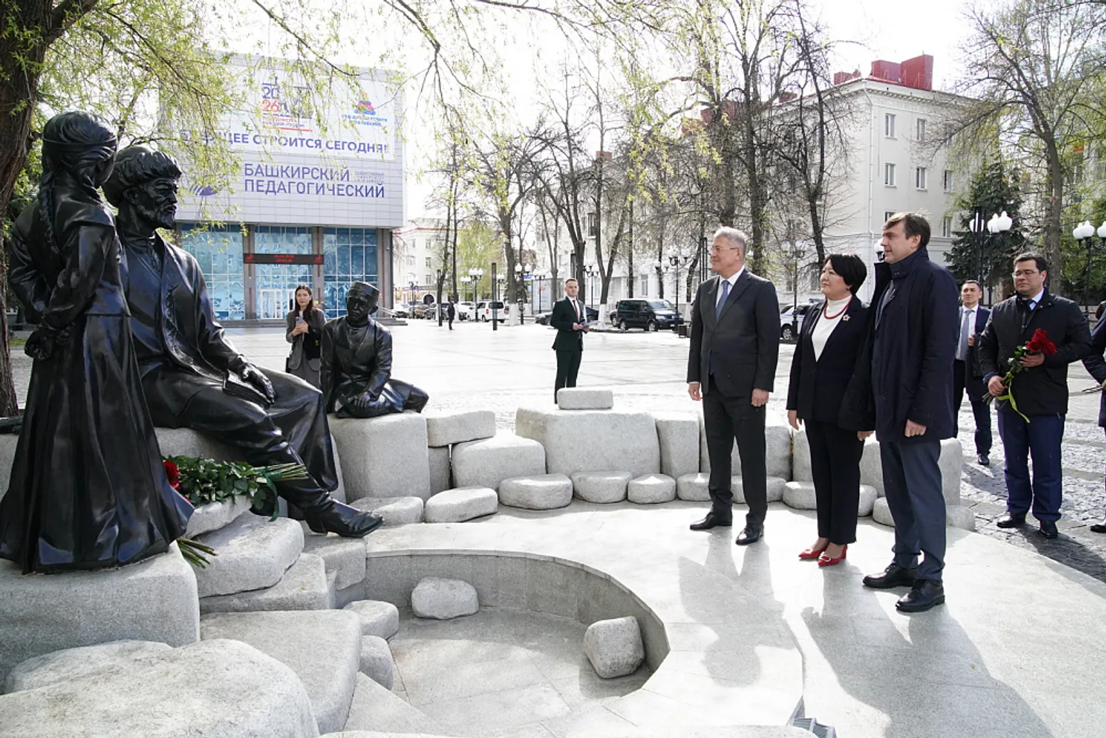 Русия һәм Кыргызстан мәгариф министрлары Акмулла һәйкәленә чәчәк салдылар