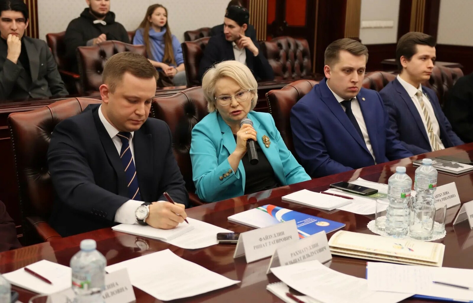 Яшьләр сәясәтчеләр белән очрашты