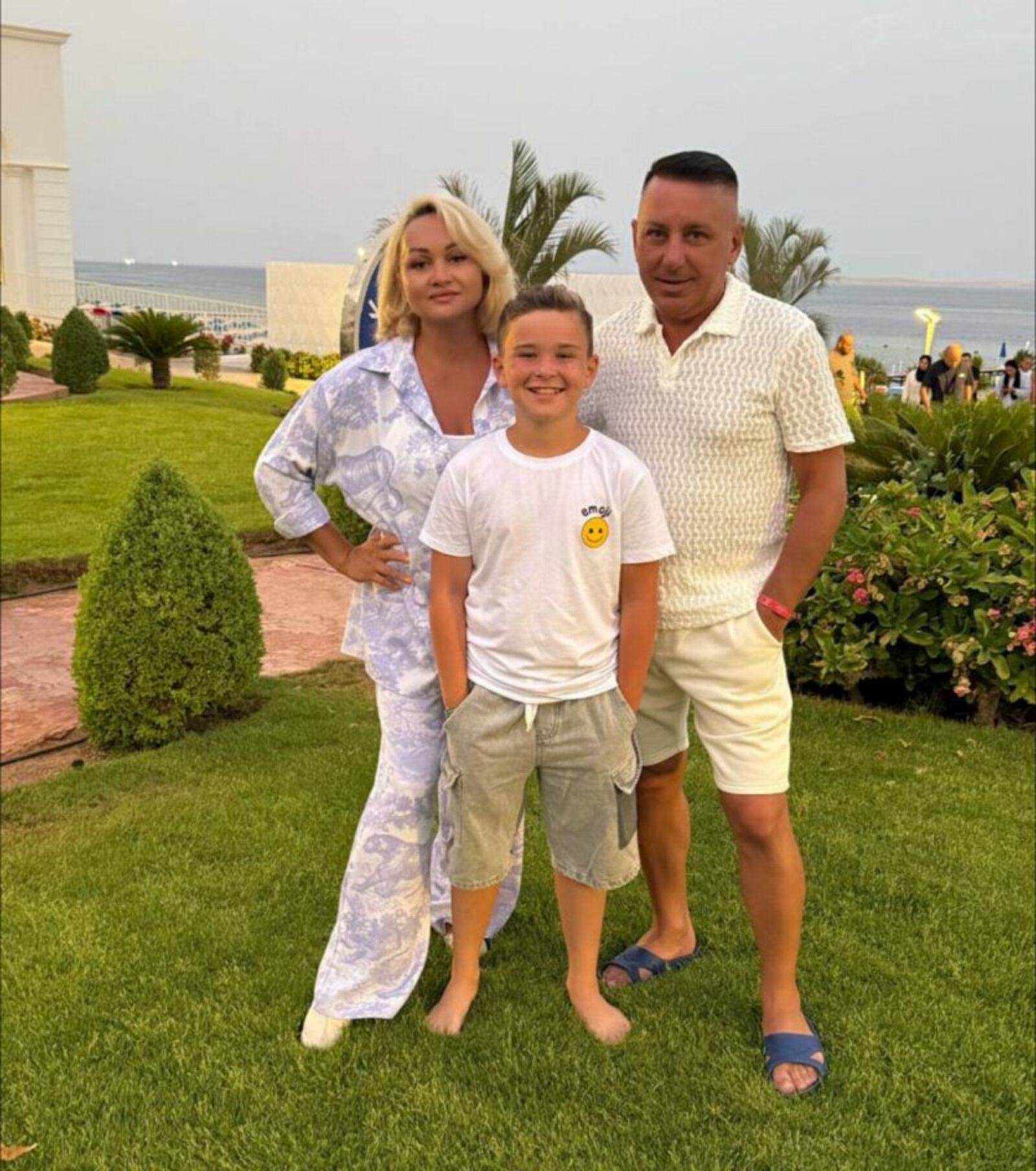 "Без аның белән дус..."